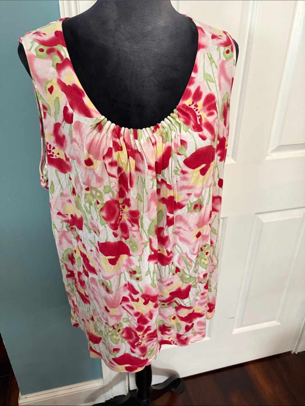 Sleeveless Scoop-Neck Floral Tank Top - Pink & Red